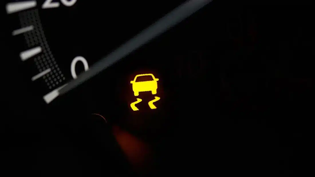 articolo blog spia controllo trazione lampeggiante img