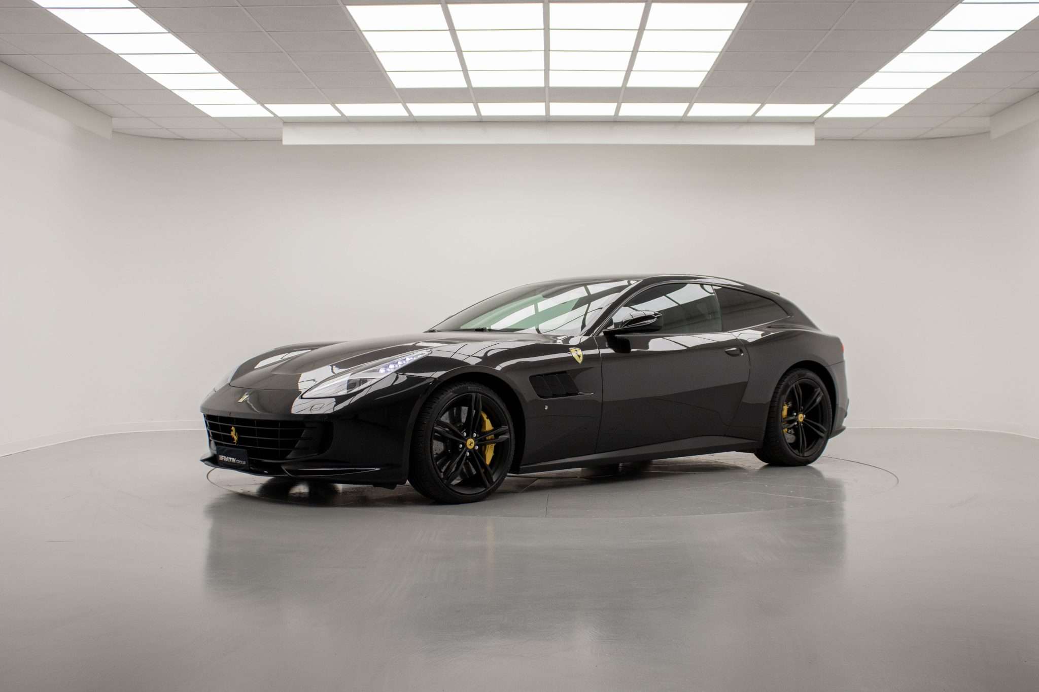 ferrari_gtc4lusso_261656_0001-1