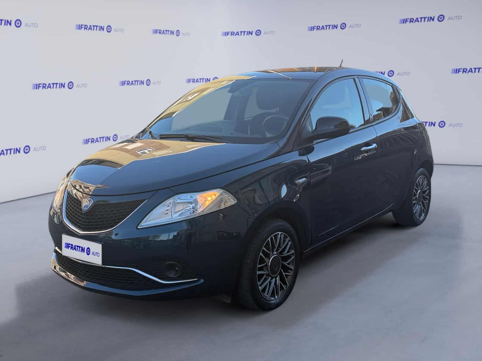 Auto usate sotto i 10.000 Euro lancia_ypsilon-12-69-cv-5-porte-gold_263017_0001